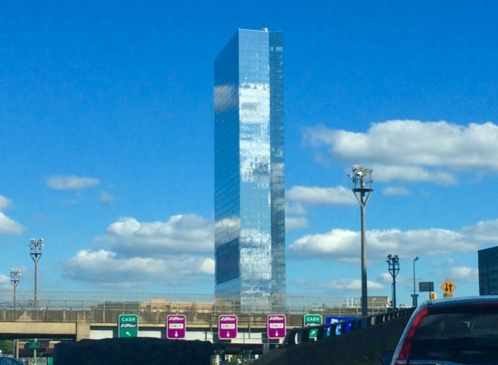 3. Questo grattacielo sembra quasi trasparente...