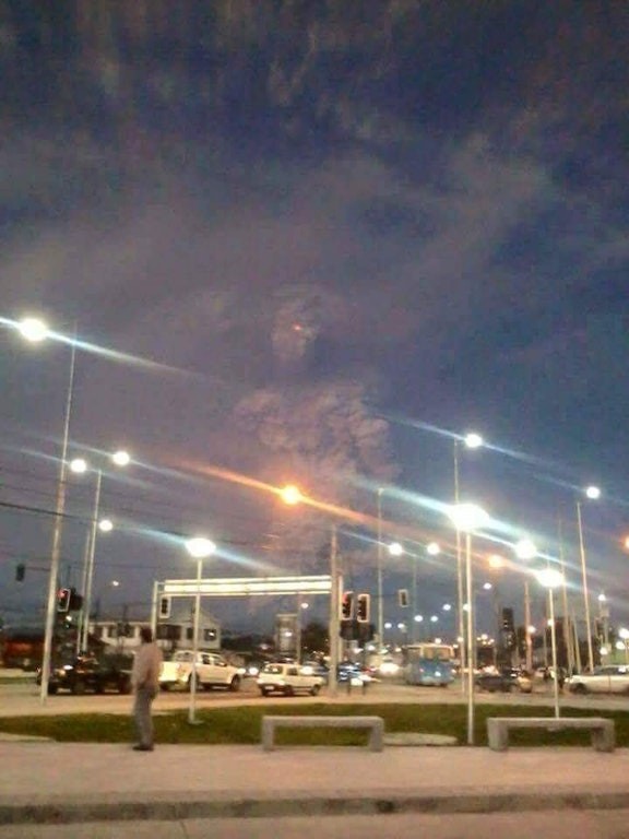 2. De as van deze uitbarsting in Chili lijkt op een reusachtig monster die opdoemt over de stad