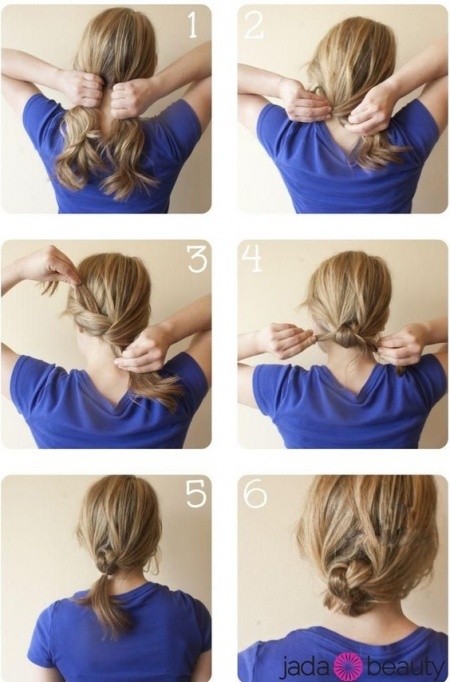 Dividete i capelli in due ciocche ed usatele per farci un nodo che andrete a fissare alla base con un elastico. Raccogliete la coda per creare uno chignon basso.