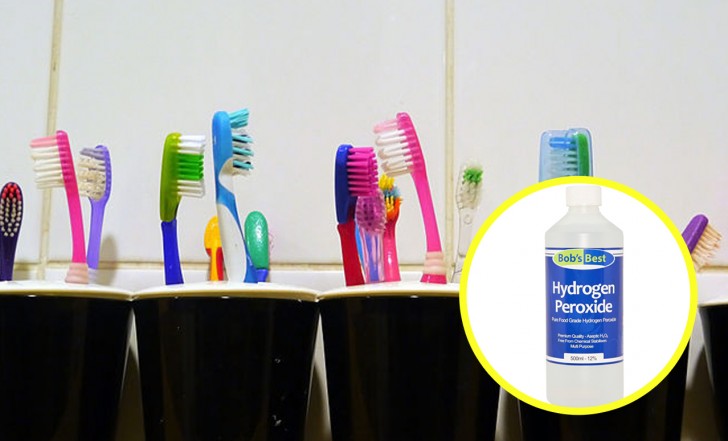 11. Un peu de peroxyde d'hydrogène dans le verre de la brosse à dents empêchera la prolifération de moisissures qui causent des taches noires.