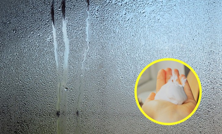 8. Pour éviter la formation de buée, étalez une petite quantité de mousse à raser sur une vitre et essuyez ensuite avec un chiffon.
