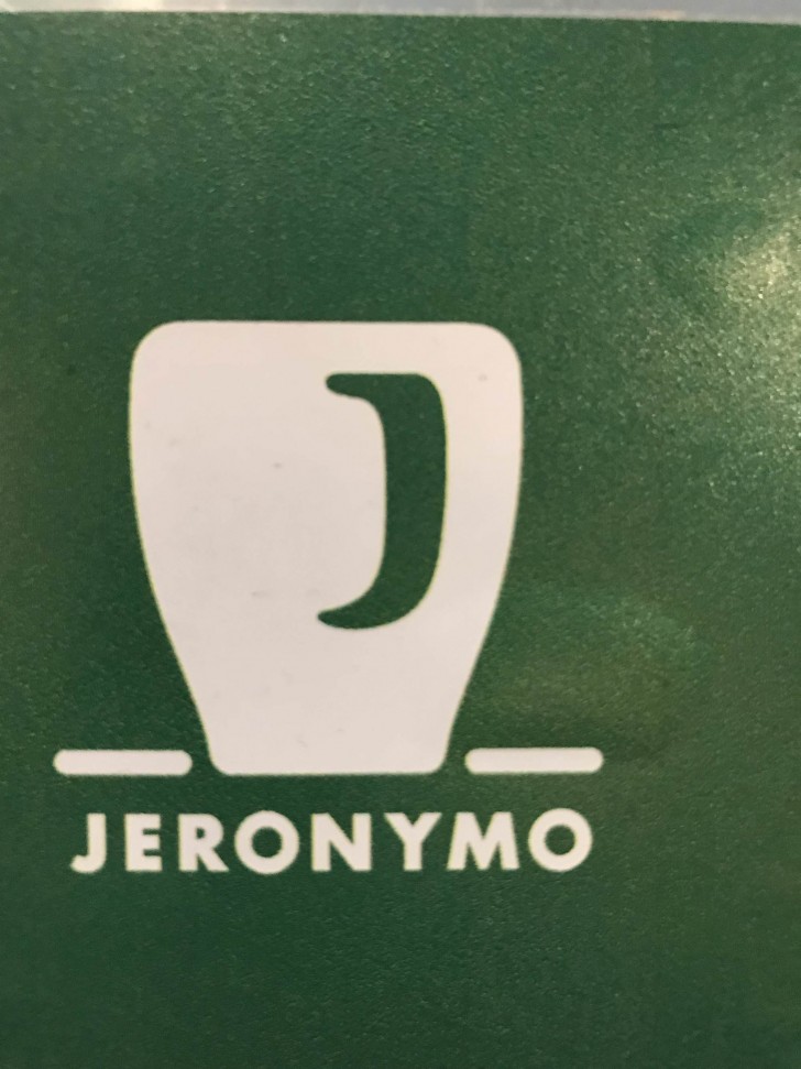 El logo de esta cafeteria representa una taza de cafe y el reflejo es la letra "J", inicialmente el nombre del local.