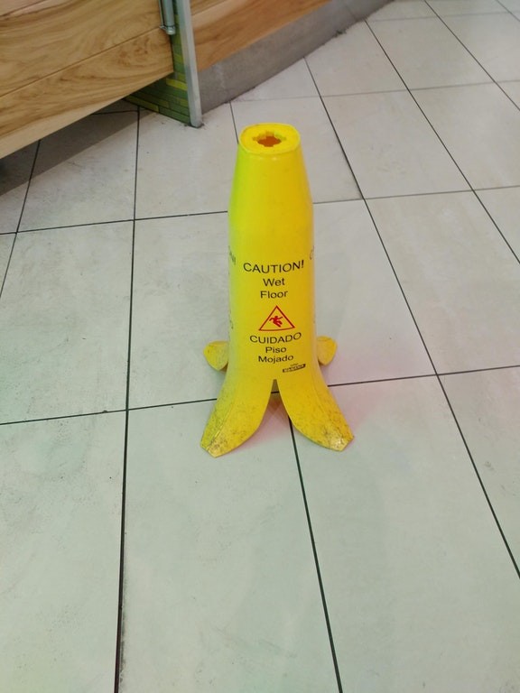The wet floor sign finally becomes international! Everyone can understand its meaning!