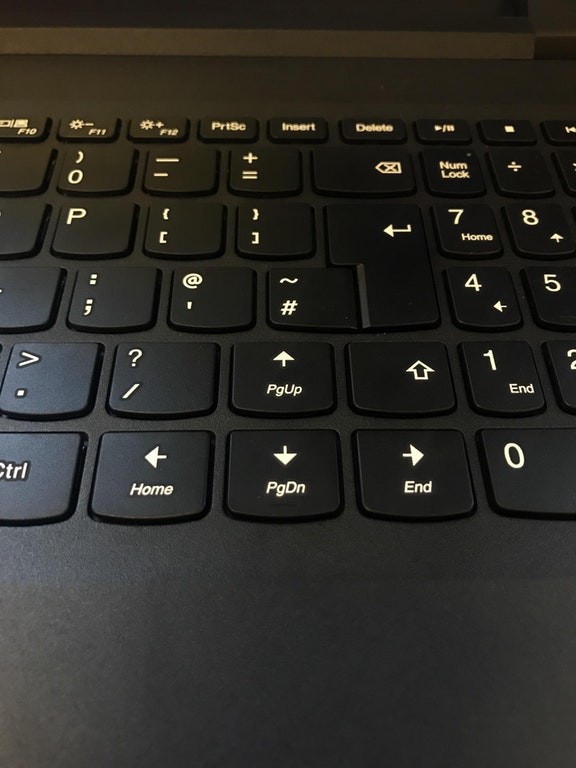 Wanneer de pijltjes van het toetsenbord tussen de andere toetsen in staan.