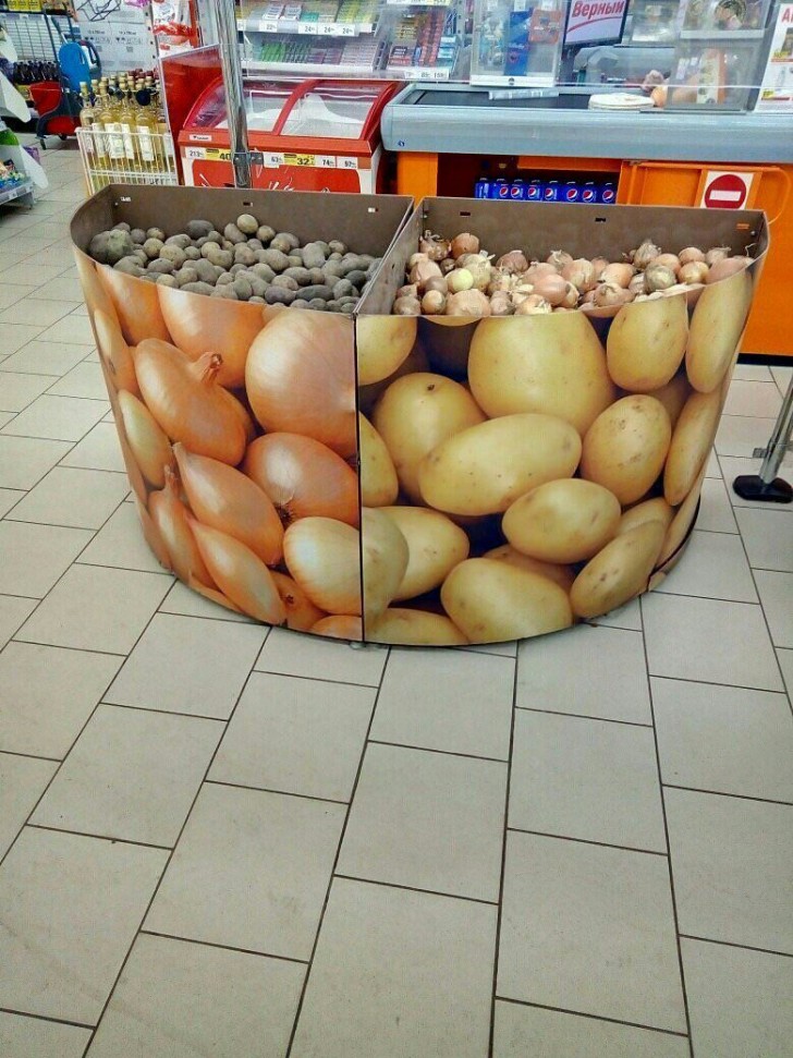 Hoe de aardappels en uien gerangschikt zijn in deze supermarkt.