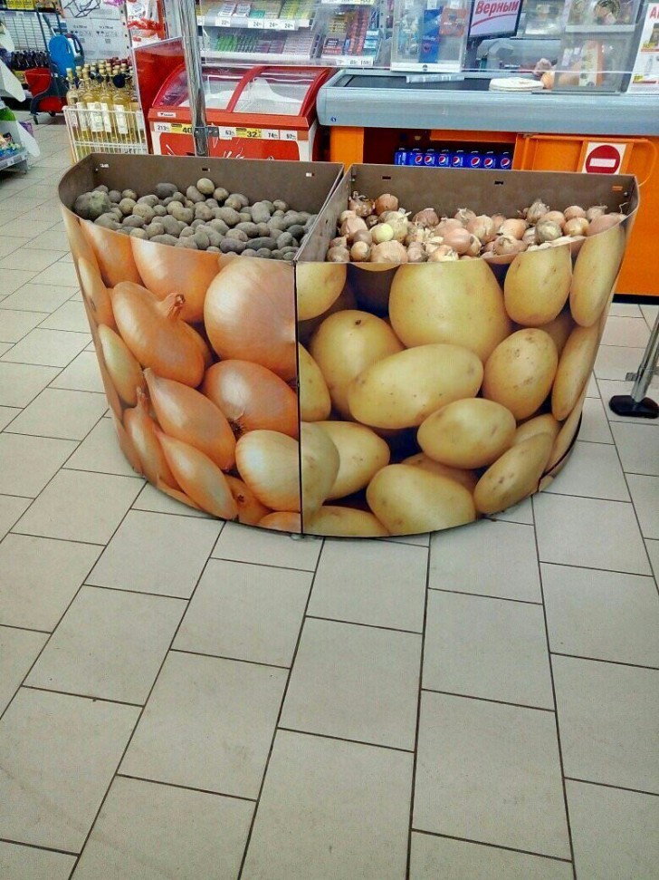 Las papas y las cebollas ordenadas en este supermercado.