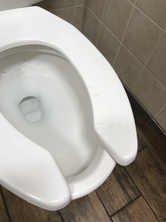 Lorsque, dans les toilettes publiques, vous devez nettoyer le siège des wc avant de l'utiliser en raison du manque de propreté de la personne précédente.