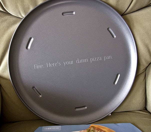 17. Après avoir demandé pendant des années une plaque à pizza, ils lui ont offert avec une dédicace gravée:"Eh bien. Voilà ta foutue poêle à pizza".