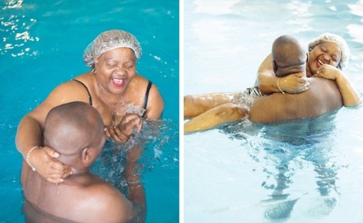 Un uomo insegna a nuotare alla sua mamma.