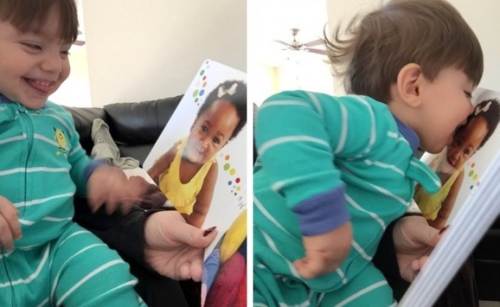 Questo bambino si è innamorato di una bambina stampata su un suo libro: la bacia ogni volta!