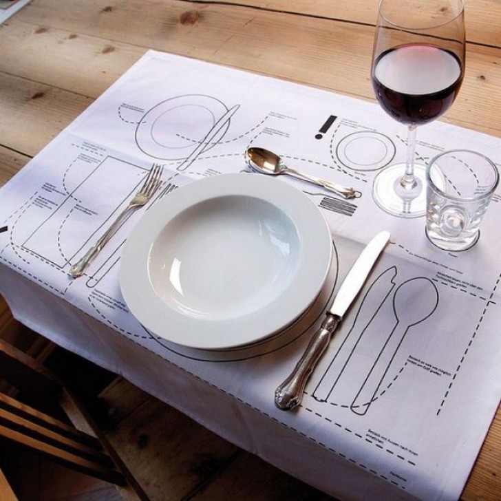 5. A tablecloth that indicates the correct placement of the elements on the table