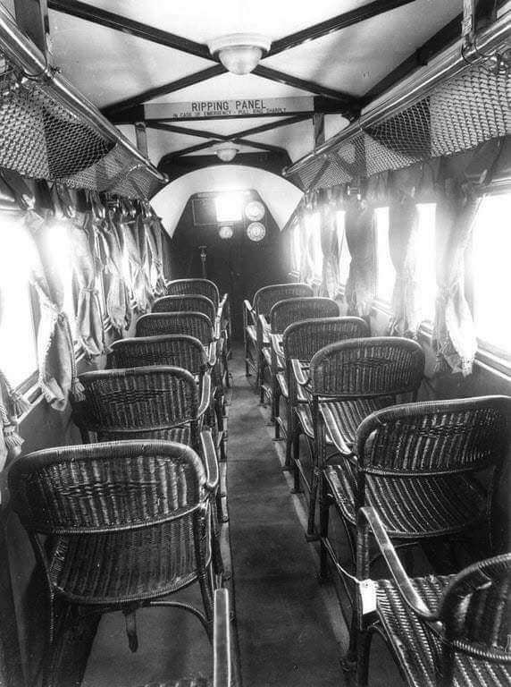 12. Het interieur van een vliegtuig zoals het er in 1930 uitzag