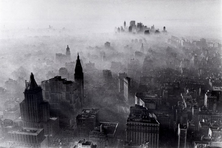 13. Die Stadt New York in einem dichten Smog, bevor es Richtlinien zum Umweltschutz gab.