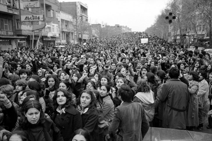 9. Iraanse vrouwen protesteren op het plein tegen verplichting van de sluier in 1979