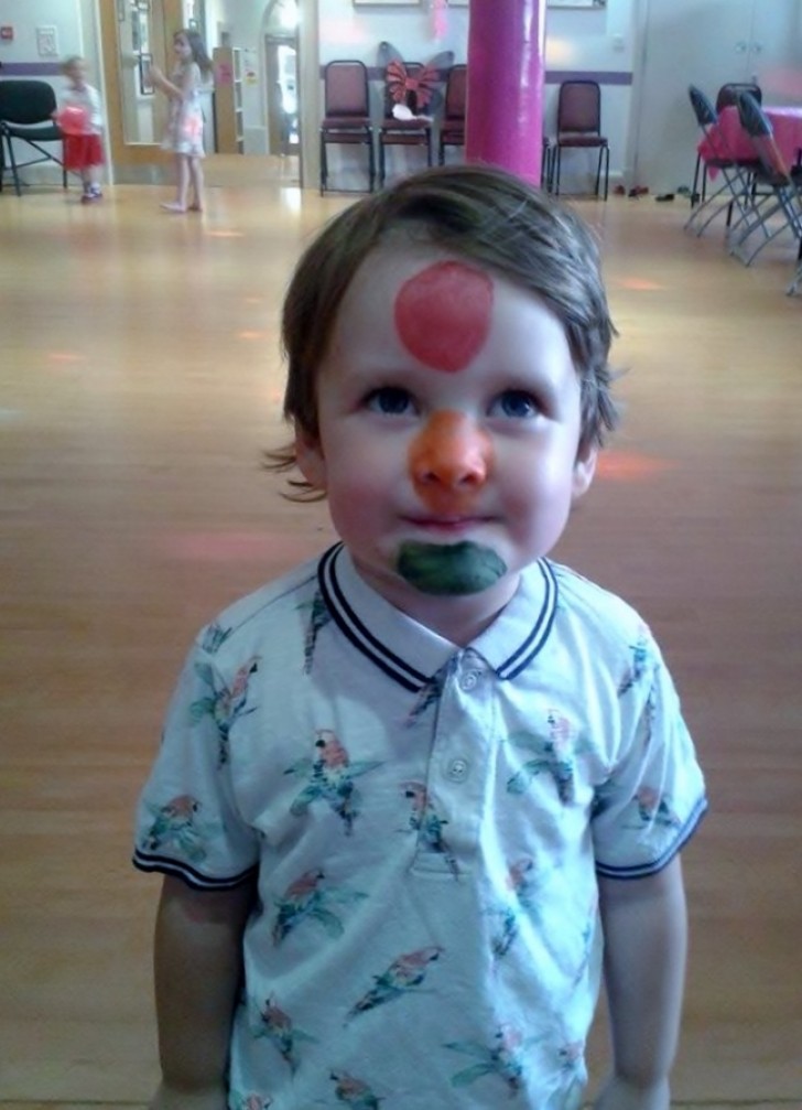 6. This child did not want any costume, he only wanted to become a traffic light! And he did it!