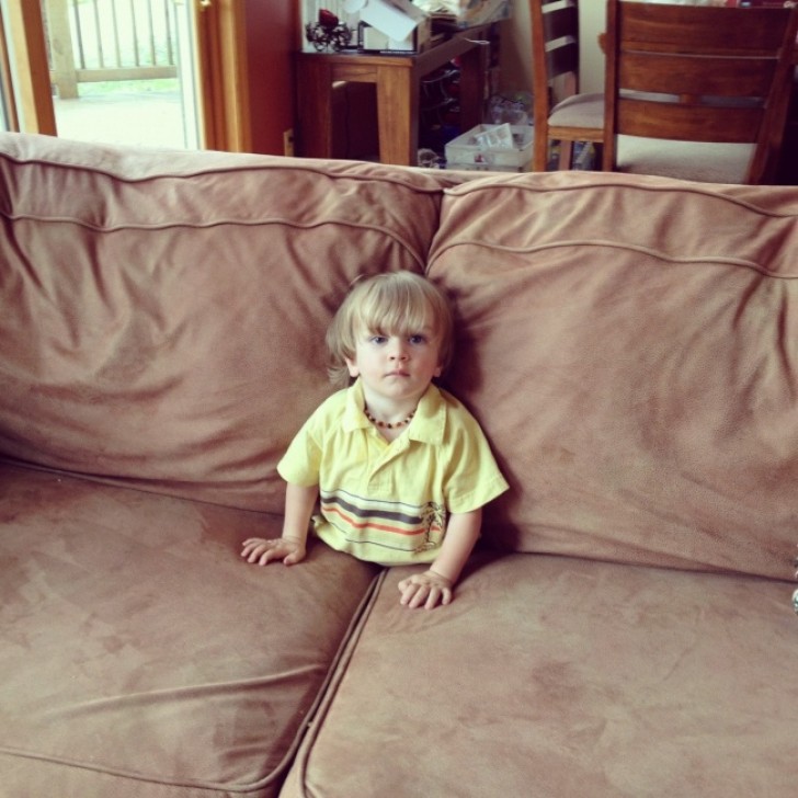 7. Een man kwam de kamer binnen en zag zijn zoon in deze positie tv kijken. Even vreesde hij het ergste!