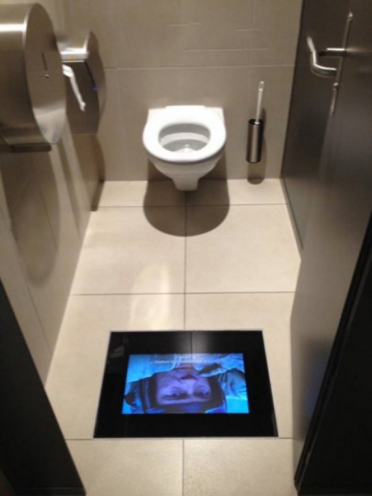 5. Un écran inséré dans le sol des toilettes des cinémas ou des théâtres, pour ne pas manquer une seconde du spectacle.