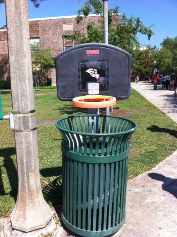 9. Poubelle avec panier: pour inciter les gens à jeter les ordures au bon endroit.