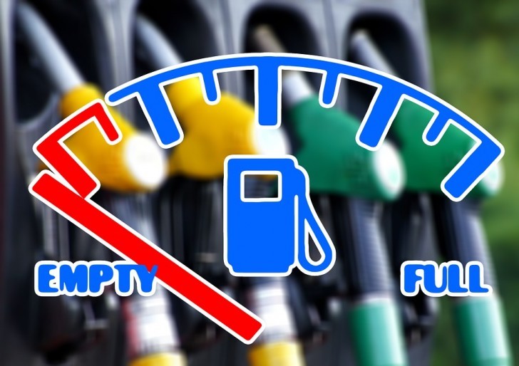 1. Do not fall into the habit of putting fuel in the tank only when the fuel gauge indicator is completely red! Even the best fuels have particles that settle on the bottom of the tank and that could damage the engine.