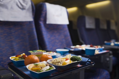1. Im Flugzeug kann man nach noch mehr Essen verlangen