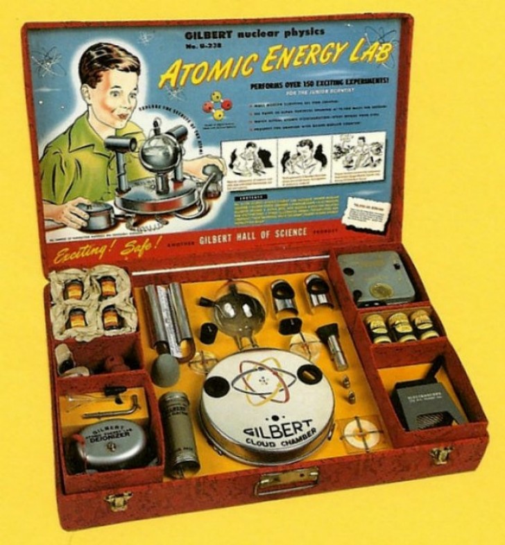 Pendant longtemps, la dangerosité des matières radioactives n'était pas été connue, au point que des jouets ont même été produits pour sensibiliser les enfants sur le fonctionnement de la bombe atomique.