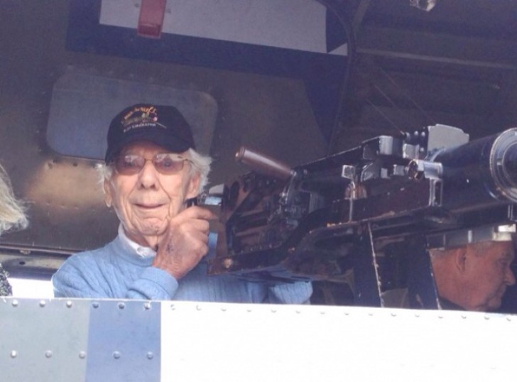 17 - "Mijn opa van 91 jaar is een veteraan uit de Tweede Wereldoorlog. Hier staat hij achter een B24 machinegeweer in een museum... In hetzelfde vliegtuig waarmee hij in de oorlog vloog. Hij was vol ontzag!".