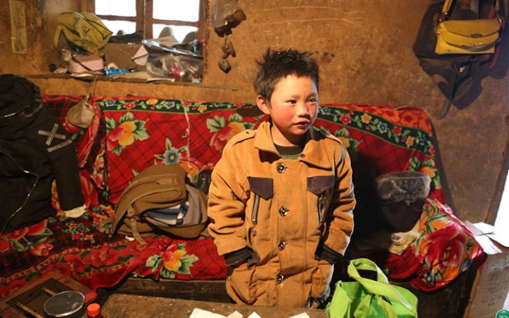 Der Junge ist eines von 61 Millionen chinesischen Kindern, die zu dieser Kategorie gehören: Er lebt mit seiner Schwester und der Oma unter extrem armen Bedingungen.