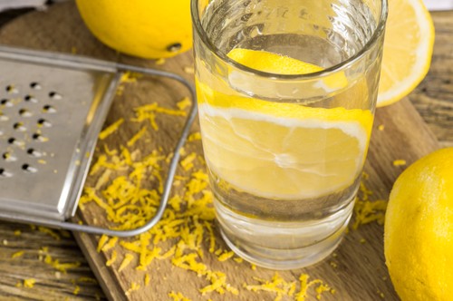 1. Wasser und Zitrone