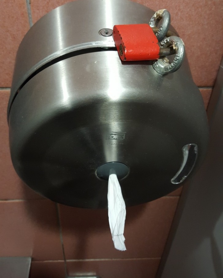 20 - Blijkbaar werden de rollen toiletpapier gestolen!