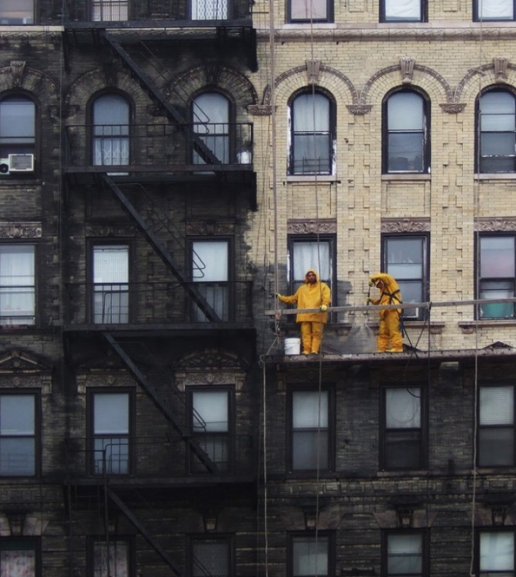 10. Ein Gebäude in New York wird mit dem Sandstrahler gereinigt. Als der Kohlenstoff kam, wurde die Stadt vom Ruß schwarz gefärbt