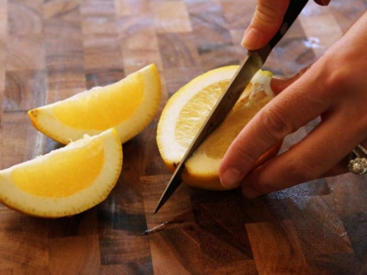9. Um Zwiebeln zu schneiden, ohne in Tränen auszubrechen, reibt das Schneidbrett vorher mit etwas Zitrone ein.