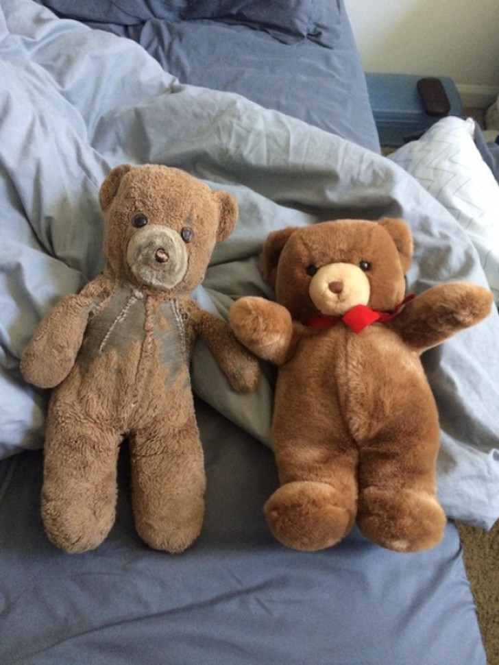 10. Een moeder kocht twee dezelfde beren in 1985: de ene werd 30 jaar lang gebruikt, de ander bleef in de kast liggen