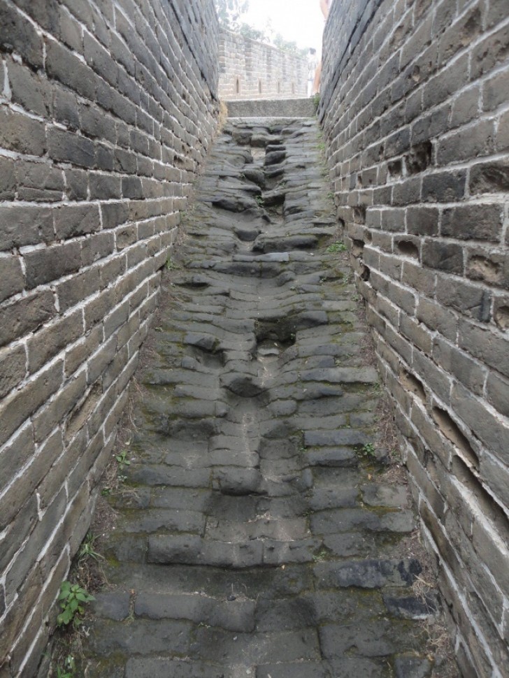 4. Les marches usées d'un escalier de la muraille de Chine.