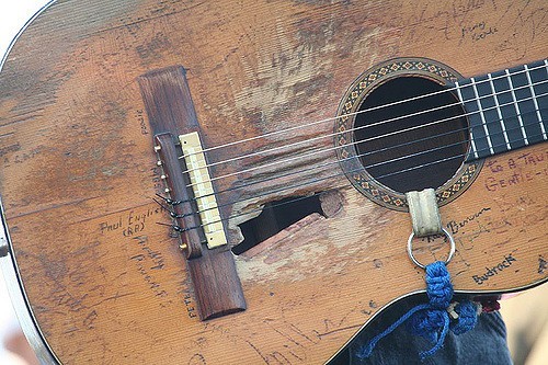9. Combien d'amours et d'amitiés cette vieille guitare aura vue naître?
