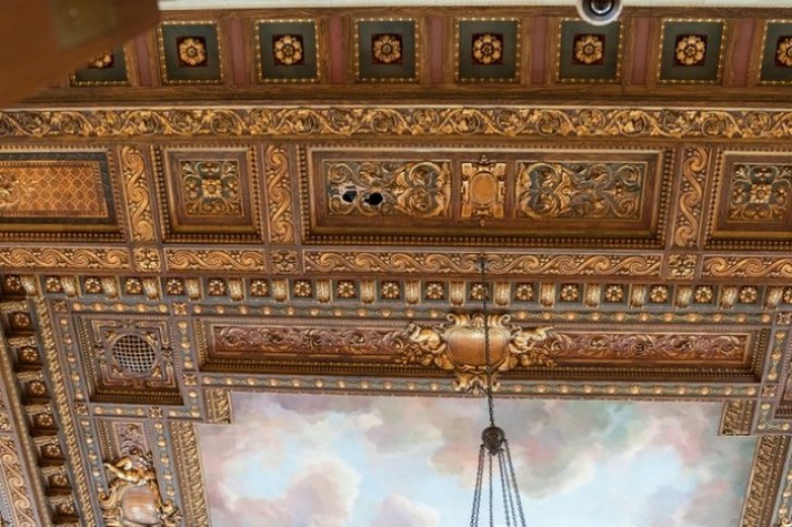 21. Un électricien a accidentellement percé le plafond de la bibliothèque de New York, récemment restauré à hauteur de 12 millions d'euros.