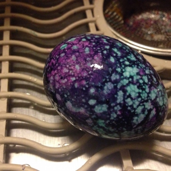 22. "J'étais en train de colorer des œufs avec mon neveu et j'ai créé un œuf de dragon."