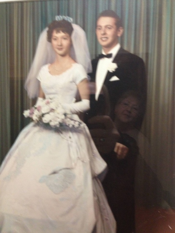 6. "J'ai photographié la photo de mariage des grands-parents de mon copain... et par hasard, j'ai réussi à attraper le reflet de sa grand-mère qui l'admirait".