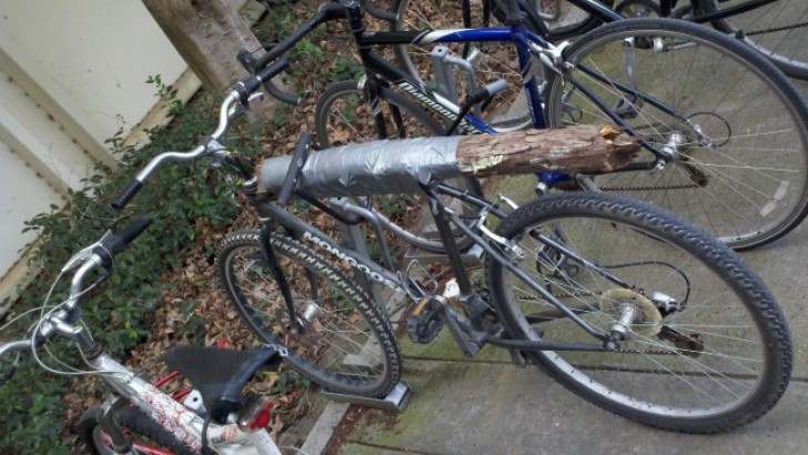 18. So kann man ein Fahrrad auch reparieren.