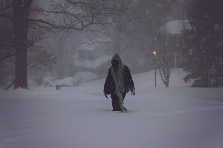Le sympathique voisin qui sort dans la neige vêtu d'un costume de carnaval est pour le moins inquiétant...