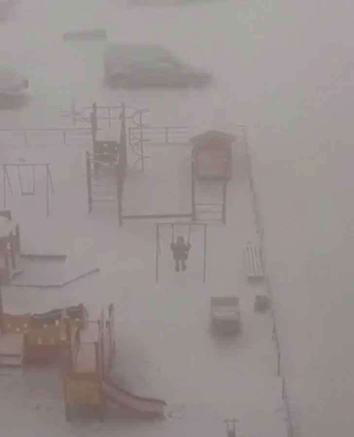 Siberia settentrionale: non si rinuncia a una visita al parco giochi per un po' di freddo, neve, nebbia...
