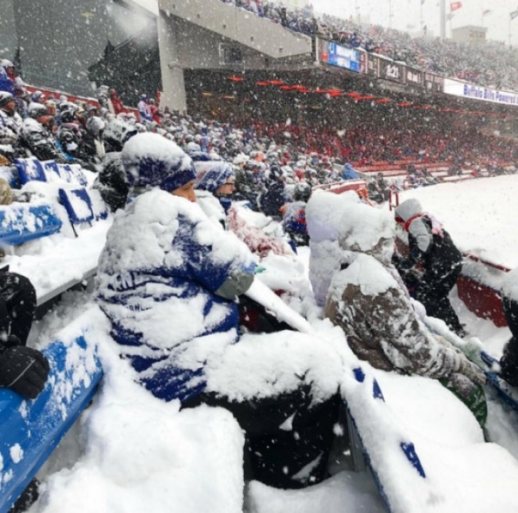 Le match n'a pas été reporté et les supporters sont quand même venus... Ce n'est pas une tempête de neige qui va gâcher leur plaisir!