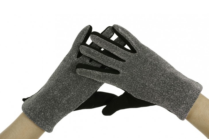 12. Katoenen handschoenen zijn handig voor breekbare voorwerpen. Je kunt bijvoorbeeld de hangende delen van een kroonluchter schoonmaken door ze eenvoudigweg aan te raken
