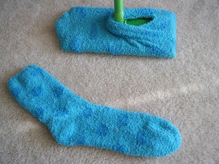 18. Met een oude sok kun je gemakkelijk de vloer schoonmaken!