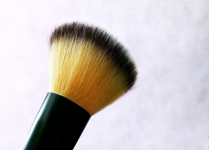 8. Use old makeup brushes to clean the smaller parts of furniture or tight corners. Then use a humid cloth to collect the dust.