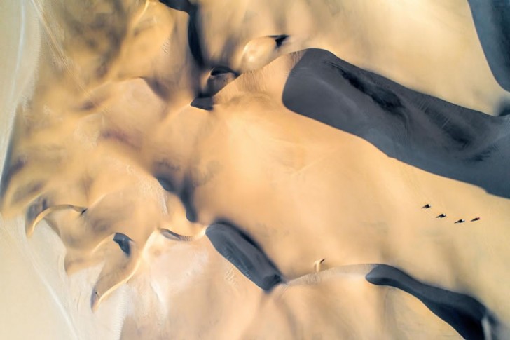Les dunes désertiques de Namibie vues d'en haut.