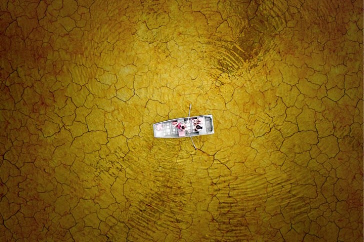 La gita in barca di una famiglia nel lago Burke, che sembra una distesa di fango secco (Virginia, USA).