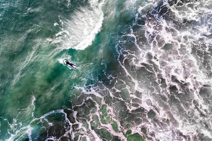 Ein portugiesischer Surfer fordert die kalten Februar-Wellen heraus.