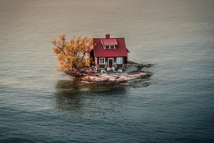 Una casa di Alexandria Bay in autunno e con l'alta marea (Stati Uniti d'America).