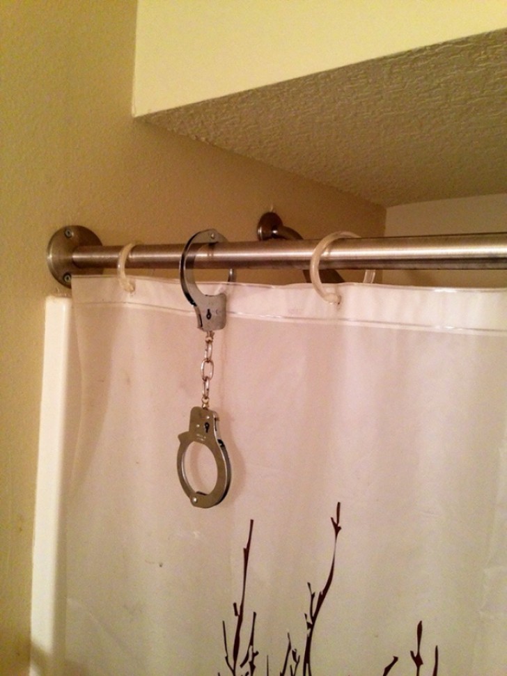 10. Il a cassé un anneau du rideau de douche, et il l' a répare comme ça.