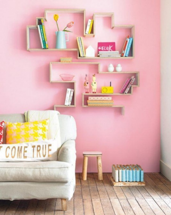 10. The labyrinth shelf is a way to fill a wall giving it an original but not chaotic appearance.